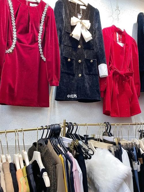 店主在广州服装批发市场每日更新